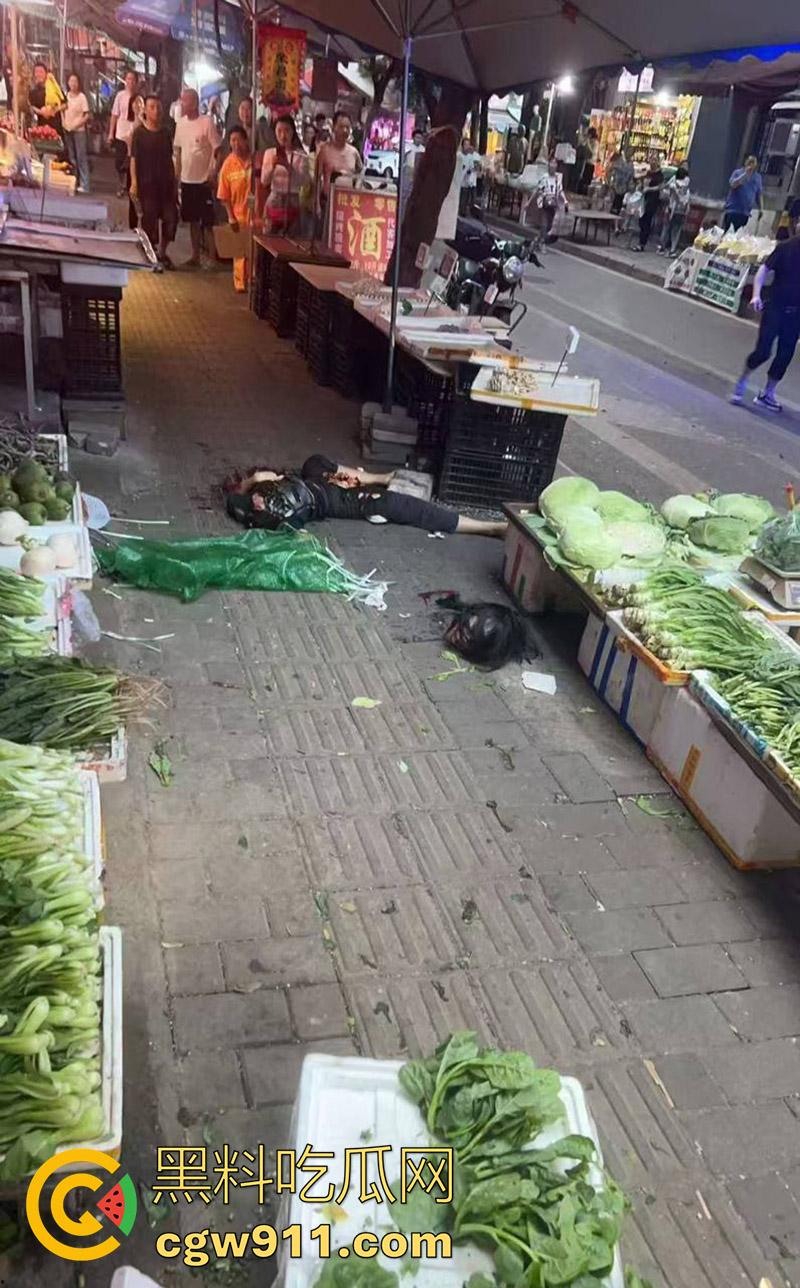 重庆大渡口马王乡菜市场,骚妇手持杀猪刀剁头,把情人侄女误认为是小三,当场把脑袋砍下来,这也太残暴了!-2