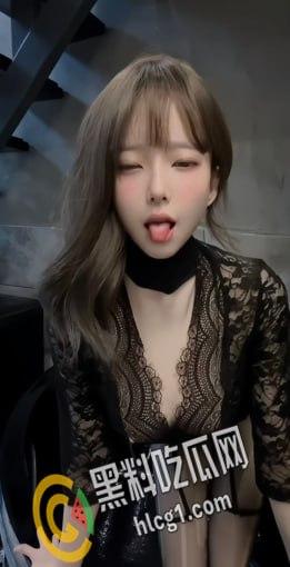 抖音140w粉丝网红小马漫漫,风骚御姐黑丝包臀裙渔网袜 乳沟露出土豪定制 劲爆热舞大尺度视频流出-12