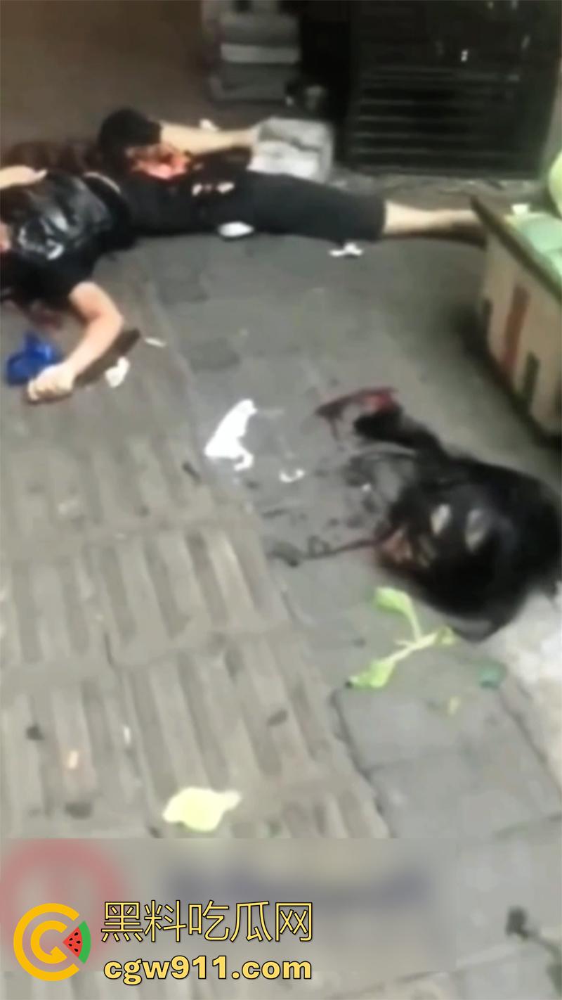 重庆大渡口马王乡菜市场,骚妇手持杀猪刀剁头,把情人侄女误认为是小三,当场把脑袋砍下来,这也太残暴了!-3