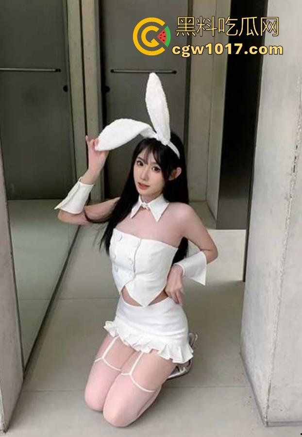 周末大战乖巧妹妹，从足交挑逗、厕所边尿边口，到情趣笔写满淫词，各种调教手段用尽，骚逼被大屌操出满屏雪白淫浆！