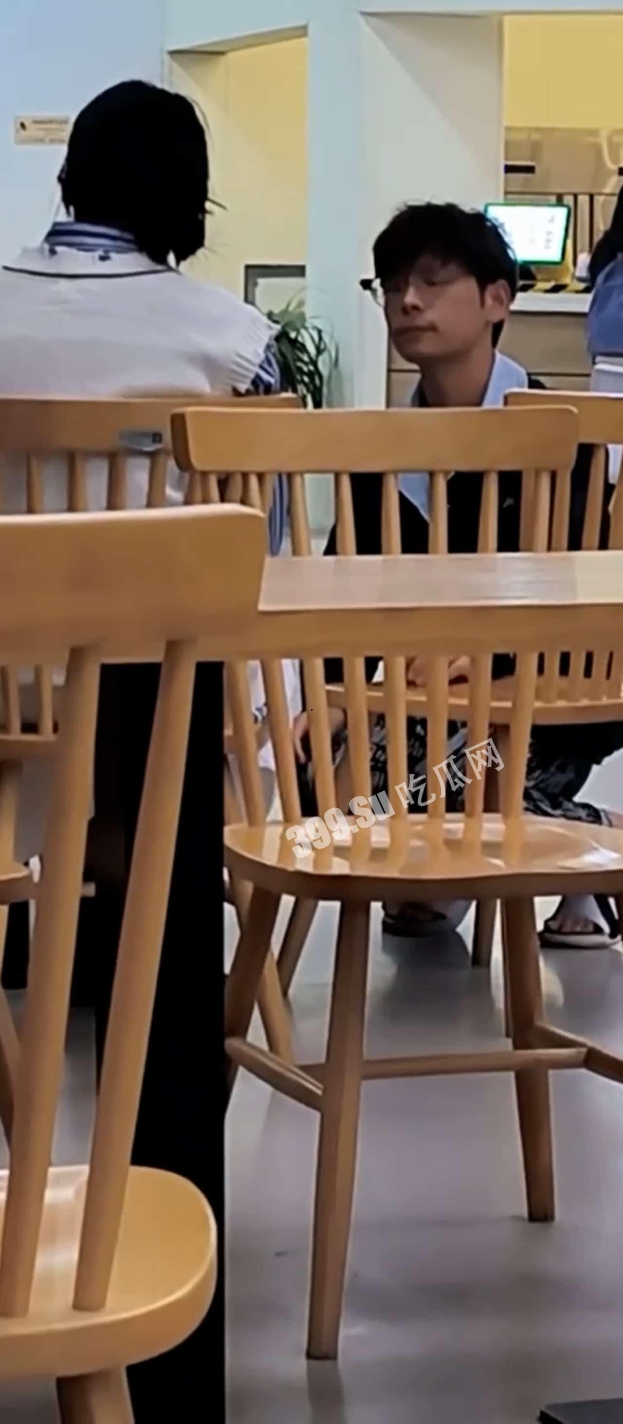 某校海王翻车  #渣男 跪地求饶自扇耳光 全校围观下 女生起身狂抽渣男嘴巴子