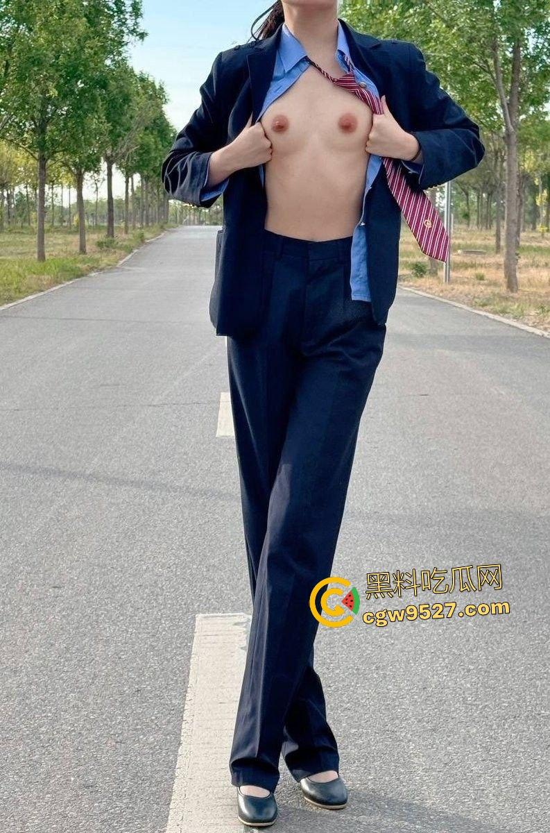 高铁乘务员【张木盈】，制服脱衣诱惑金主，下飞机车内被金主狂操，后入手机放翘臀上照玩！