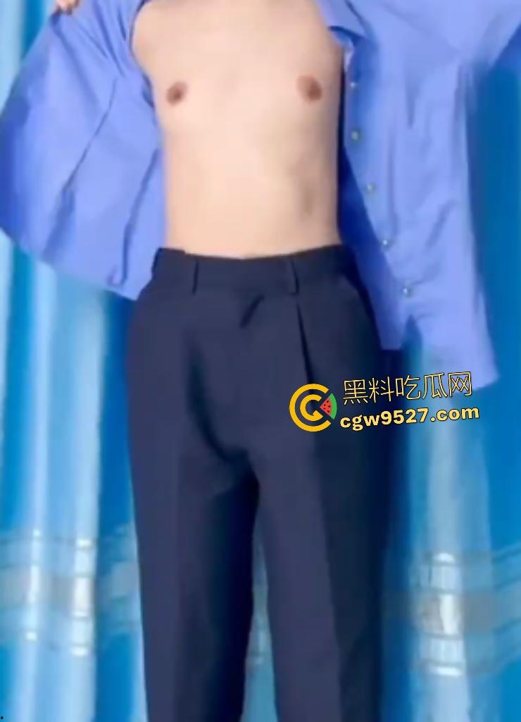 高铁乘务员【张木盈】,制服脱衣诱惑金主,下飞机车内被金主狂操,后入手机放翘臀上照玩!-3