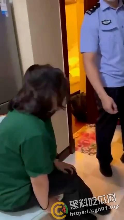 春晚都没你精彩！老男人出轨侄媳妇被捉奸在床 警察来了都哭笑不得 全程对白比小品都好笑