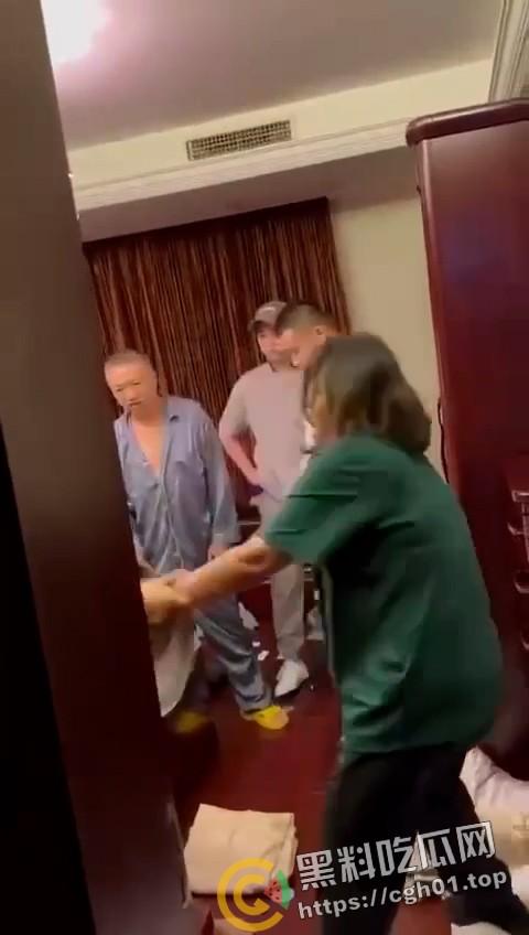 春晚都没你精彩!老男人出轨侄媳妇被捉奸在床 警察来了都哭笑不得 全程对白比小品都好笑-5