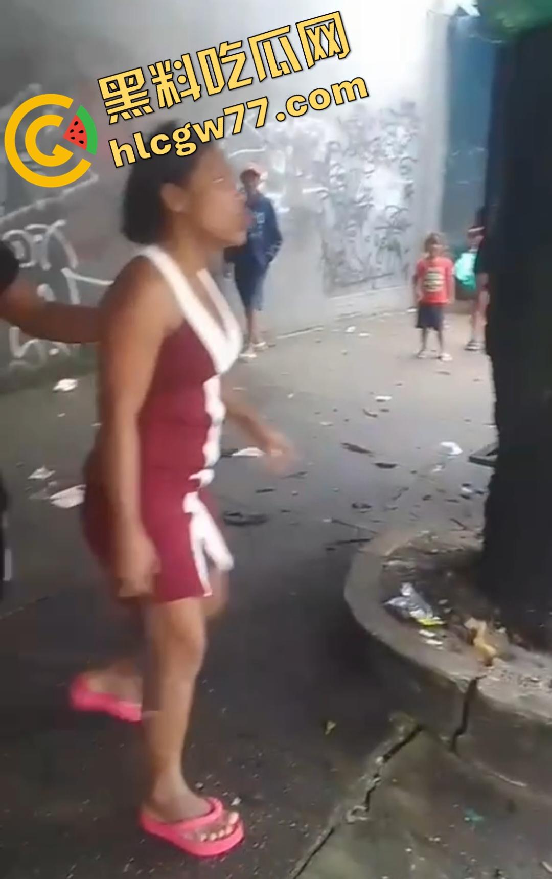 巴西“泰森”咬耳酿血腥！“泰森”偷窥女子，黑衣男见义勇为反被咬掉耳朵，现实版“疼痛奥林匹克”！-2