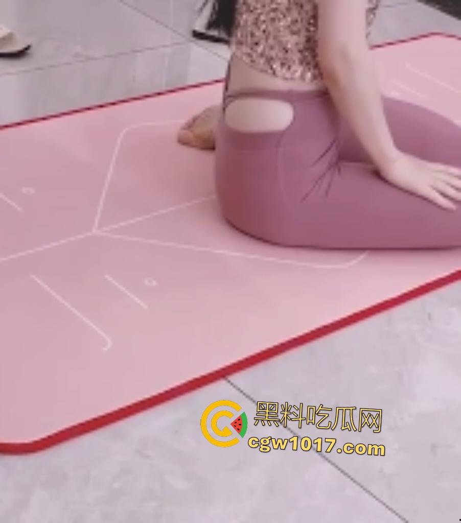 嫂子穿瑜伽裤勾引小叔子，争论性爱姿势后直接开干，家中狂野实验后入式，骚逼猛夹鸡巴，逼得射满肚子！