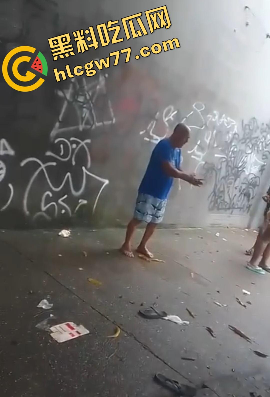 巴西“泰森”咬耳酿血腥！“泰森”偷窥女子，黑衣男见义勇为反被咬掉耳朵，现实版“疼痛奥林匹克”！-7