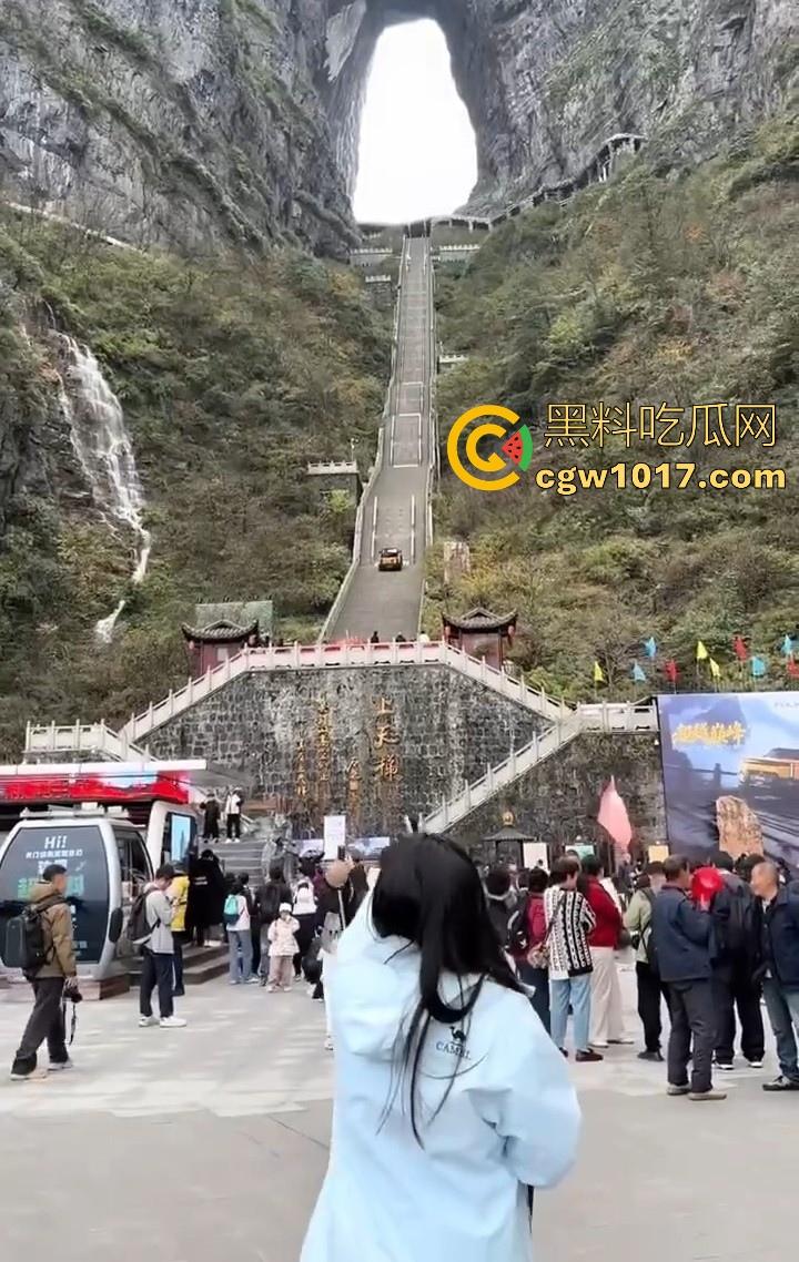 奇瑞风云X3L挑战天门山台阶失败，想复刻路虎冲击天门山营销，结果还是被揽胜吊打，真正的揽胜车主都不会多看一眼！-3