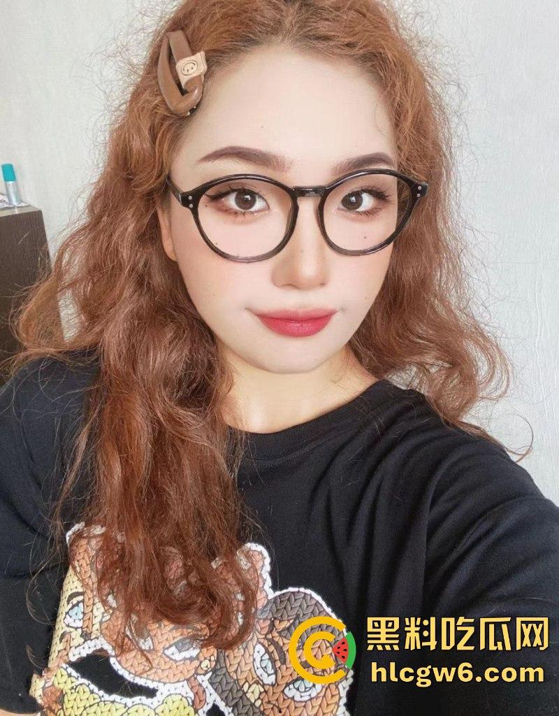 单身无配偶 只能网聊做母狗！山东菏泽培训机构老师【陈玉露】无毛美鲍高潮爆浆 自慰裸聊遭网友录屏曝光！