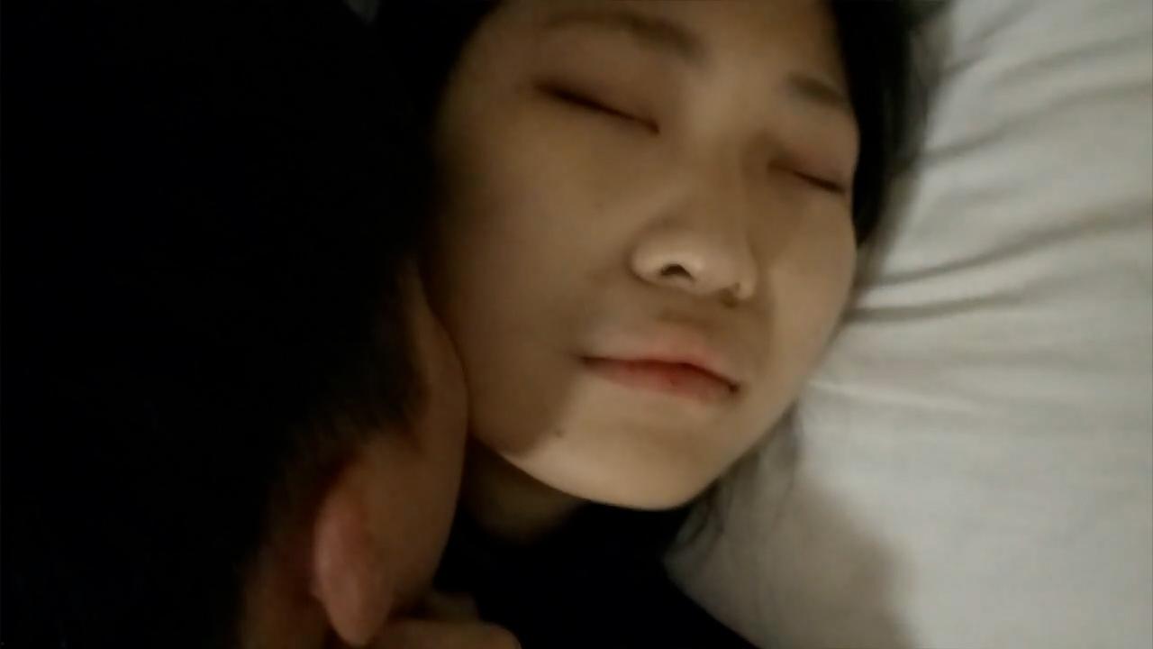 迷奸女大学生破处！处女膜都还在的极品 从上到下任意把玩 这一刻已成艺术！