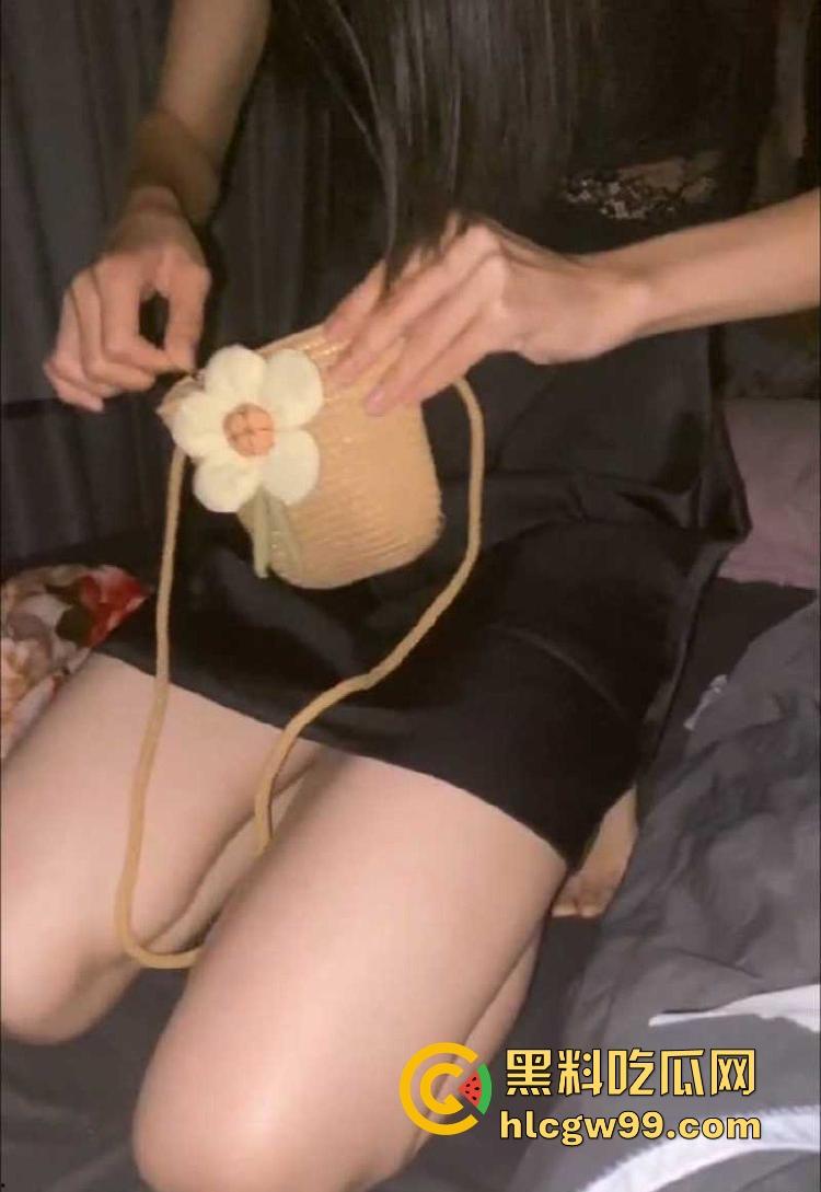 瓜友投稿!湖南蓝天幼儿园骚妻幼师【吴亦伊】性爱视频曝光,阴毛茂密性欲强盛的小母狗,性感蜜桃臀被疯狂后入。-3