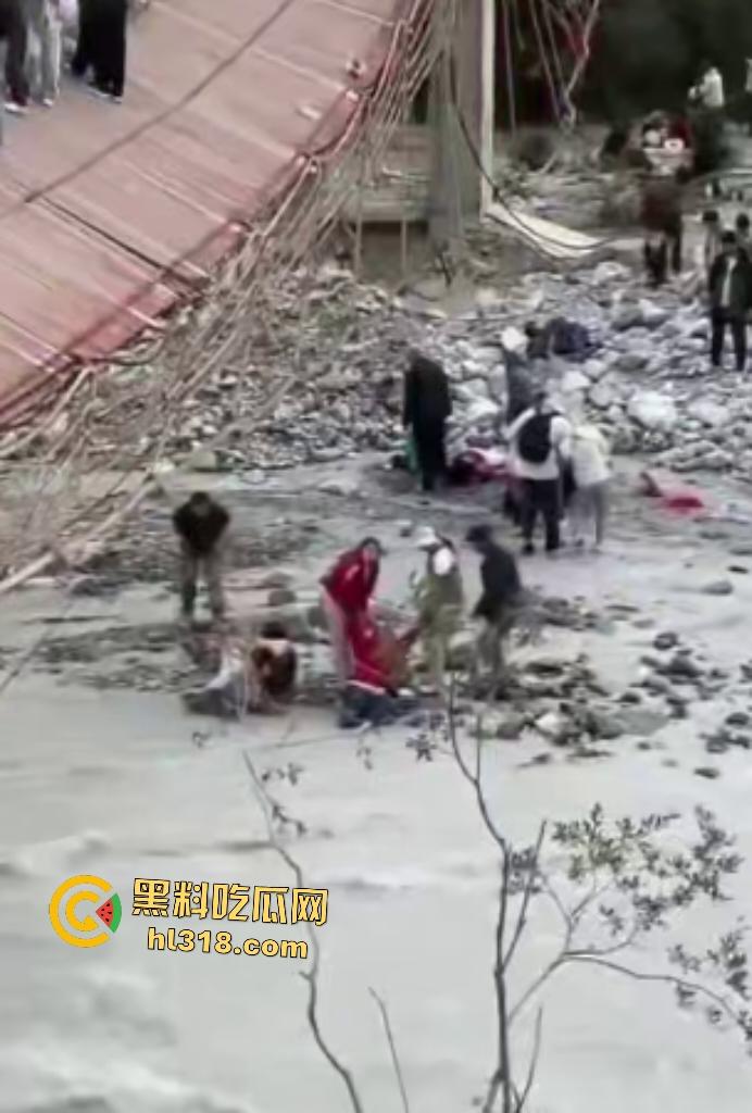 新疆伊犁昭苏县夏塔景区吊桥断裂29人滑落5死22伤，桥虽不高但下面就是激流的河水，直接能摔死！-4