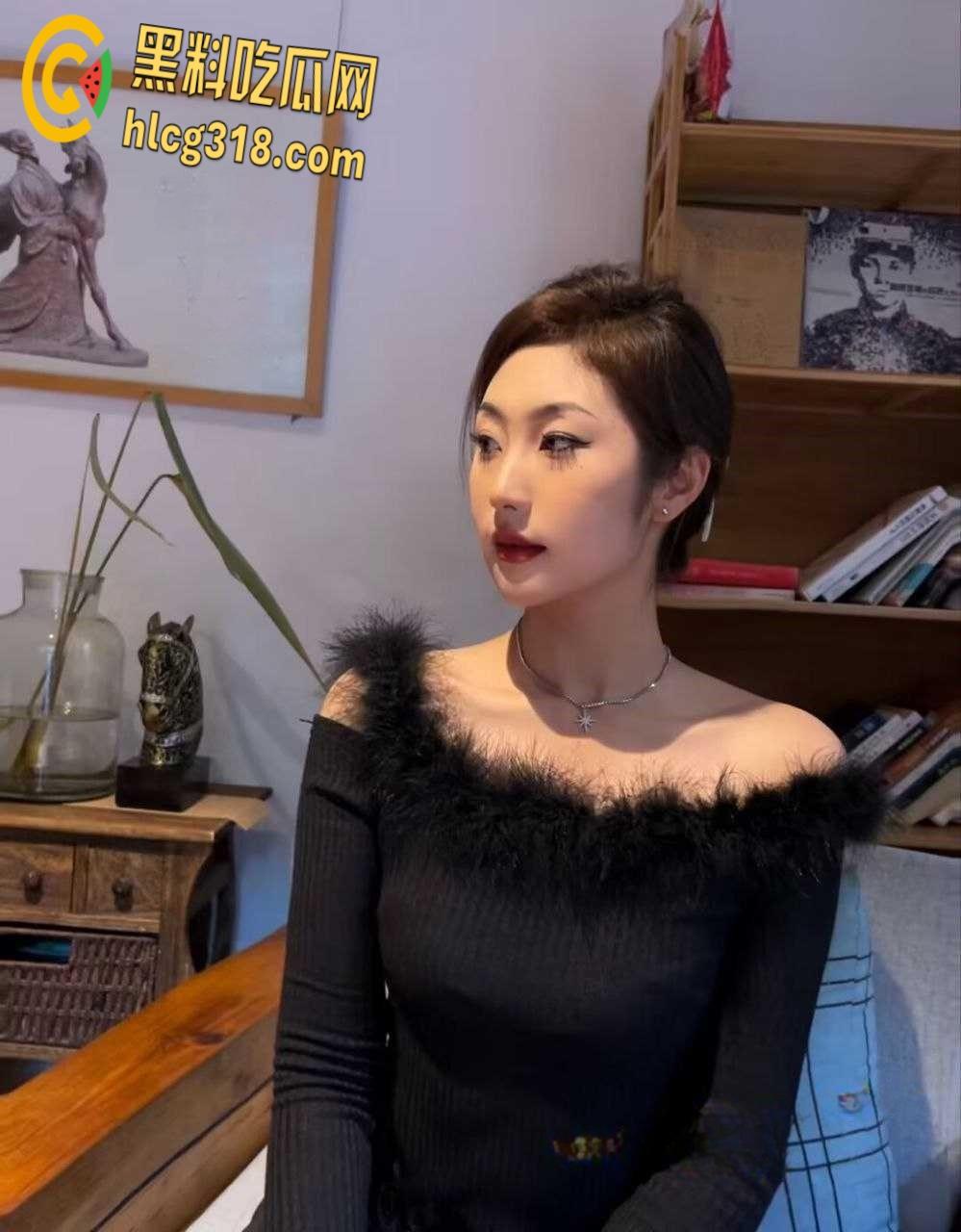 天津外国语大学校花【孟嘉惠】，微乳蝴蝶逼与男友酒店大戏，开档黑丝都遮不住粉粉的嫩逼 ！