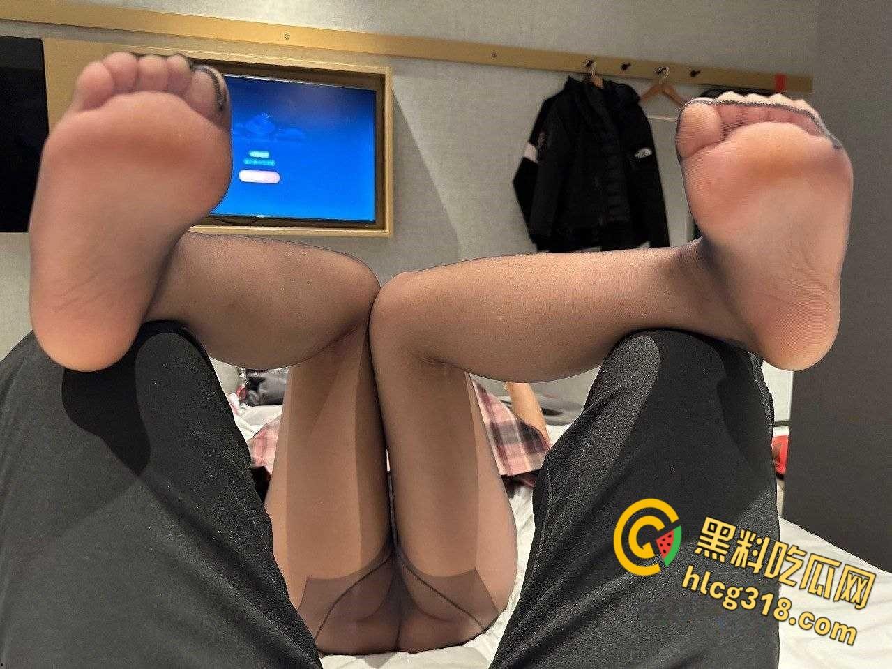 天津外国语大学校花【孟嘉惠】,微乳蝴蝶逼与男友酒店大戏,开档黑丝都遮不住粉粉的嫩逼 !-5