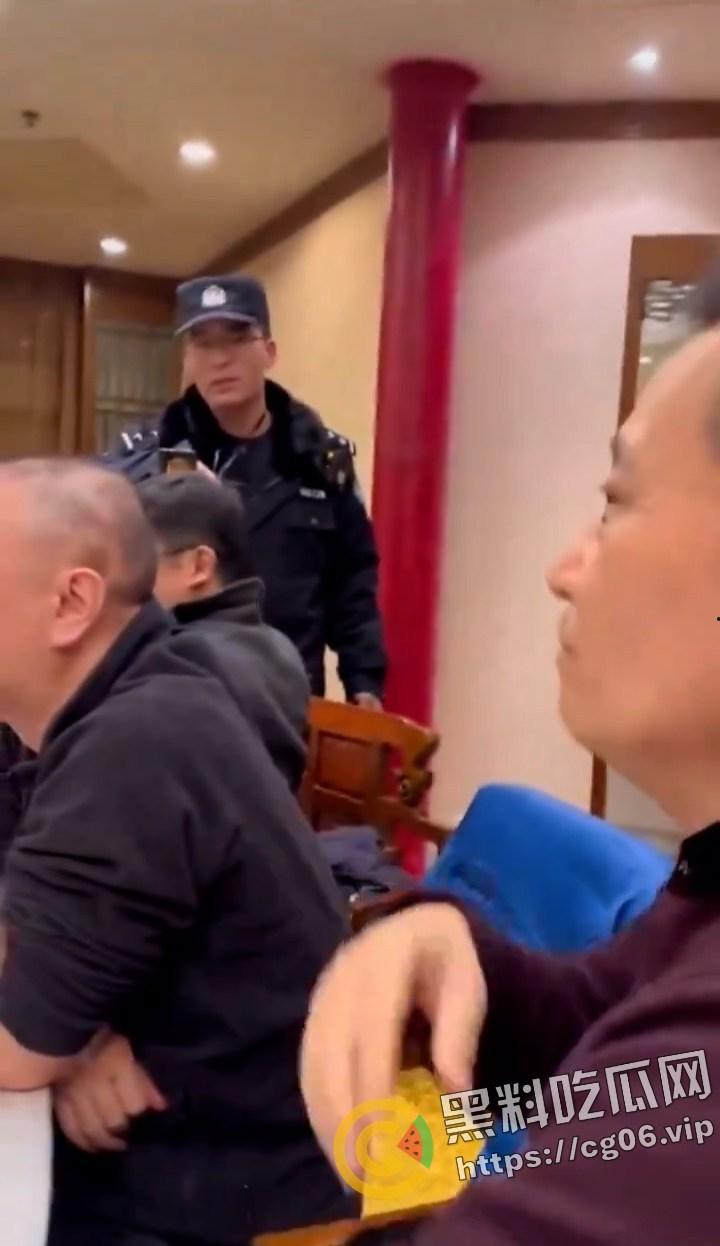 微博下架视频！北京海淀某警察出现北大法学院教授聚餐现场欲带走一人约谈 被集体回怼-1