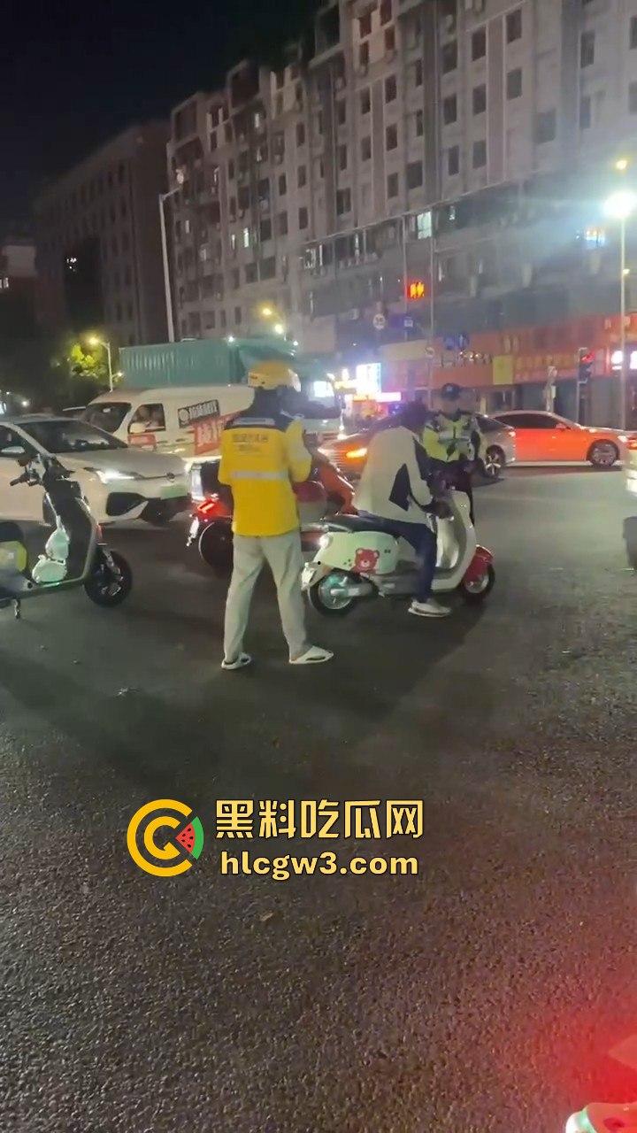 杭州外卖员和电动车大哥互殴升级，交警劝架却被袭！外卖小哥瞬间变身正义化身，见义勇为制服疯大哥