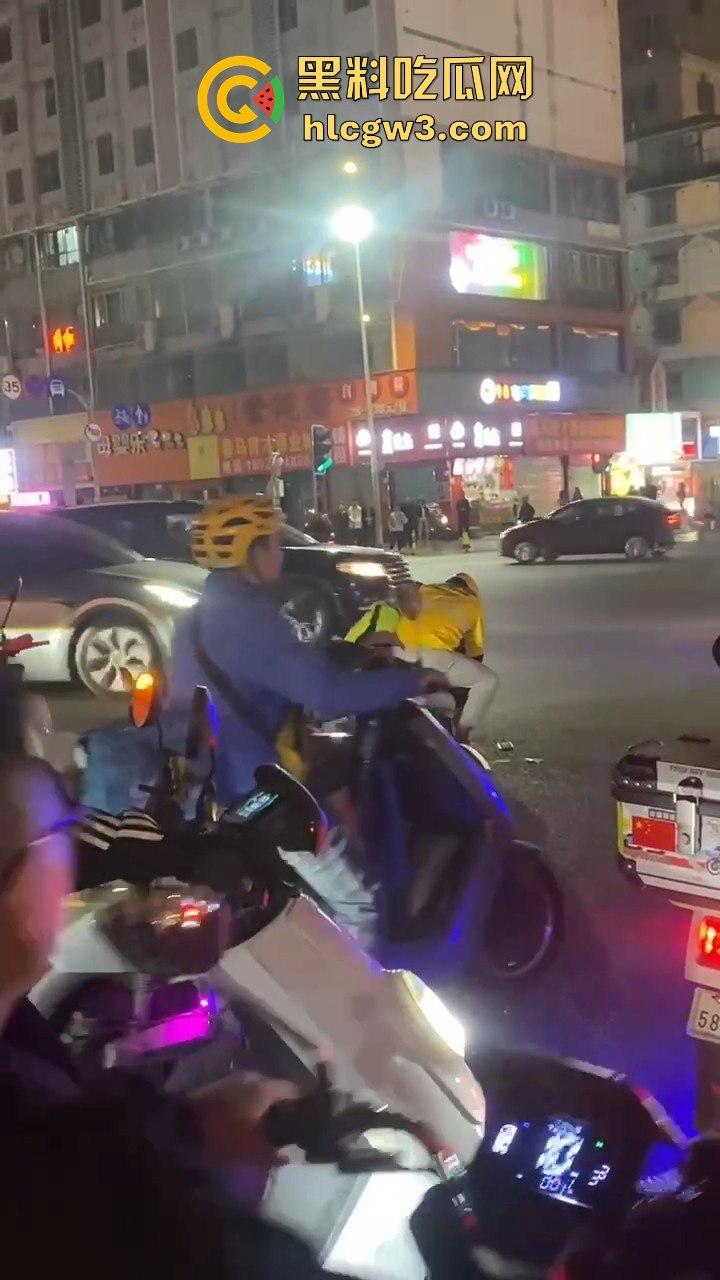 杭州外卖员和电动车大哥互殴升级,交警劝架却被袭!外卖小哥瞬间变身正义化身,见义勇为制服疯大哥-3