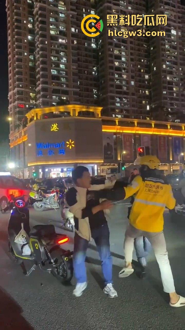 杭州外卖员和电动车大哥互殴升级,交警劝架却被袭!外卖小哥瞬间变身正义化身,见义勇为制服疯大哥-7