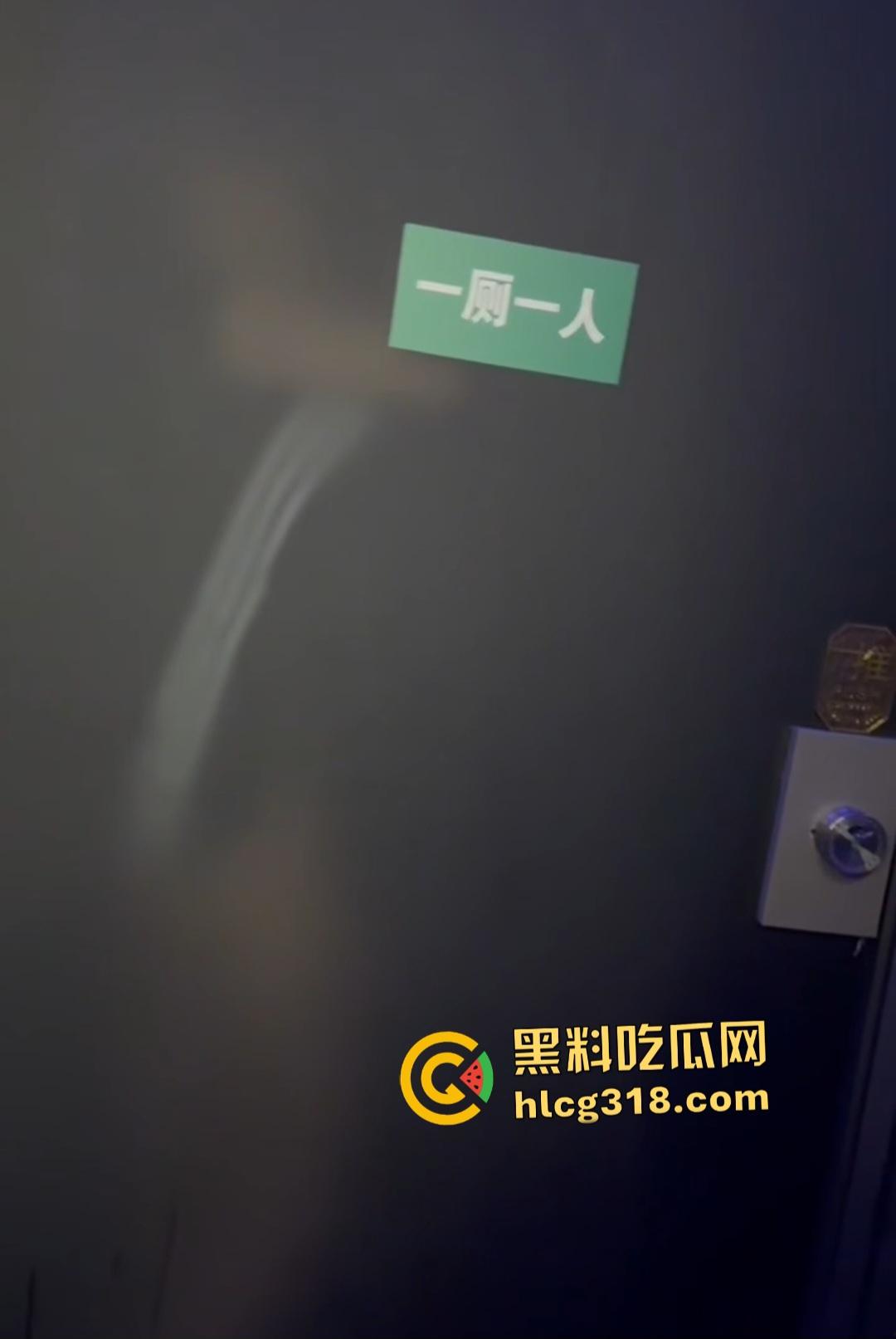 年轻狗男女酒吧厕所激情翻车！躲门后准备开干被拍照，安保竟敲门坏事，狗男女爽到一半直接萎缩！