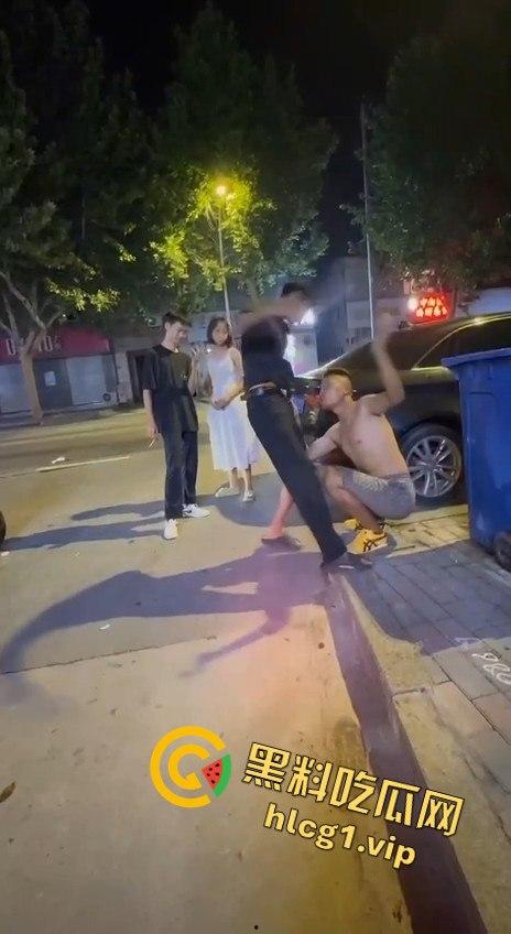 两男子争执升级，刀哥挥菜刀逼近，另一男子秒怂抱头求饶！