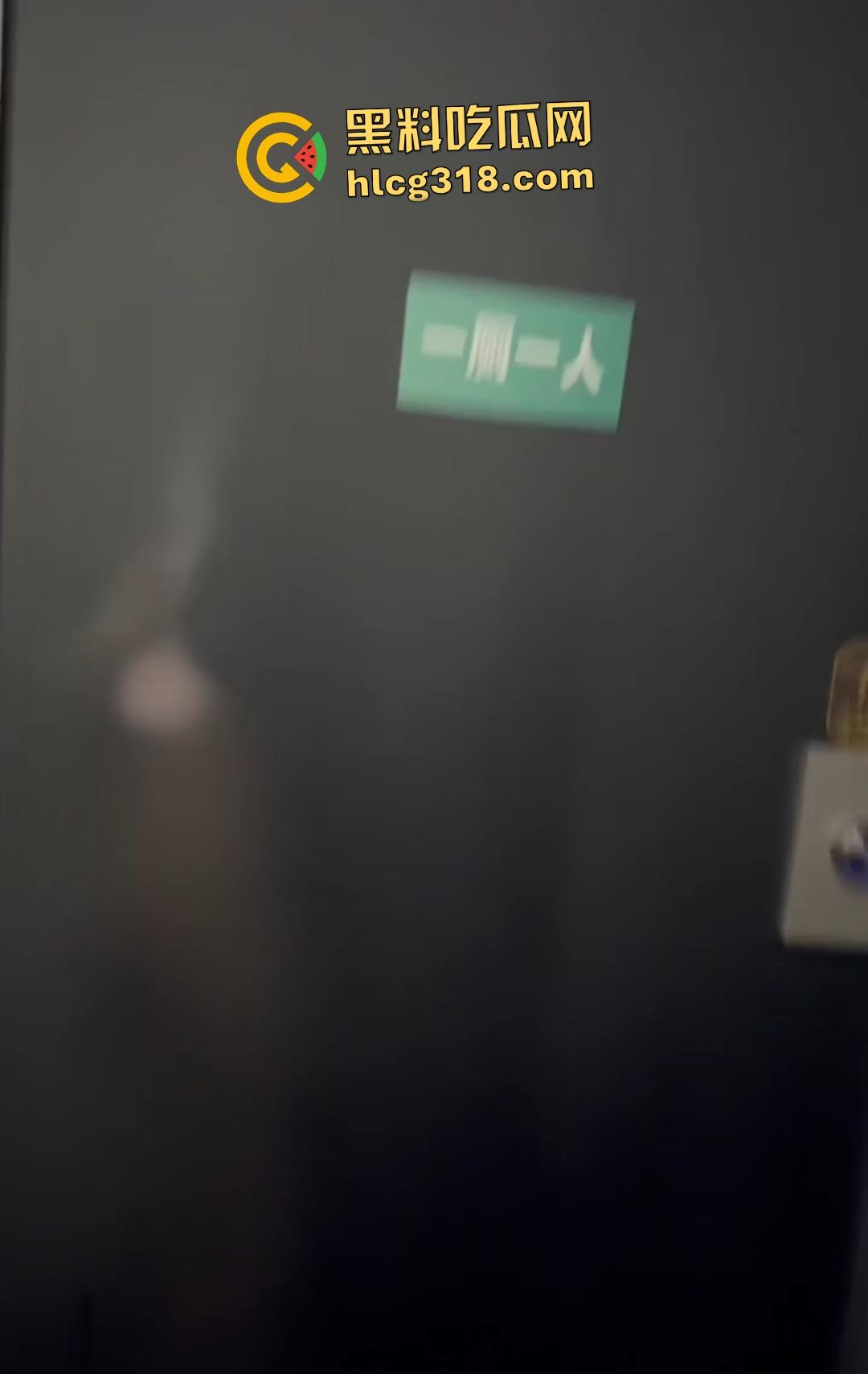 年轻狗男女酒吧厕所激情翻车！躲门后准备开干被拍照，安保竟敲门坏事，狗男女爽到一半直接萎缩！-2