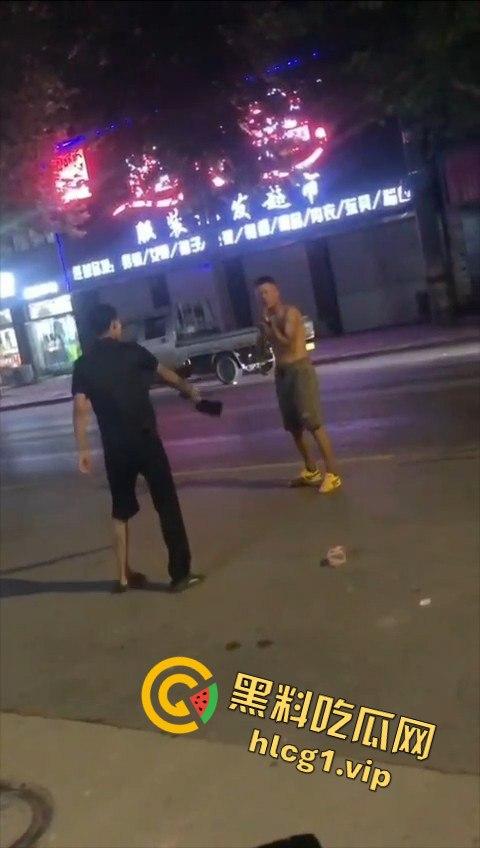 两男子争执升级,刀哥挥菜刀逼近,另一男子秒怂抱头求饶!-2