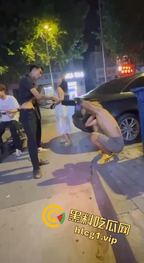 两男子争执升级,刀哥挥菜刀逼近,另一男子秒怂抱头求饶!-3