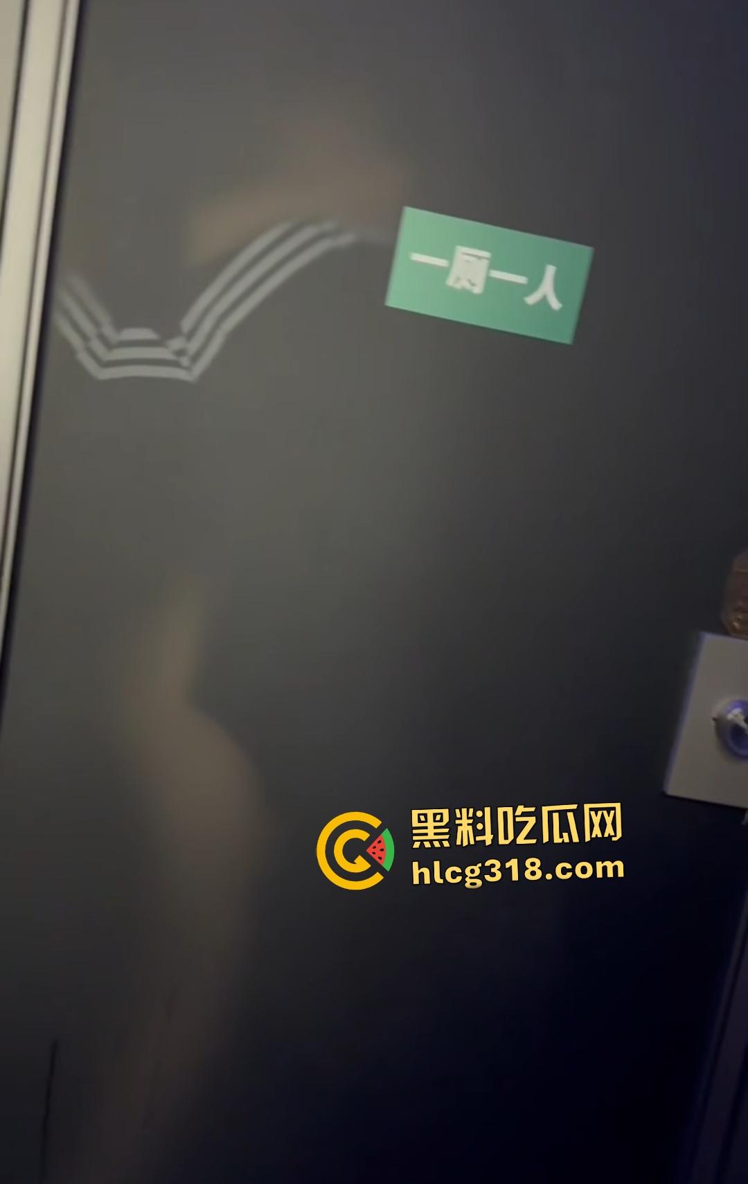 年轻狗男女酒吧厕所激情翻车！躲门后准备开干被拍照，安保竟敲门坏事，狗男女爽到一半直接萎缩！-4