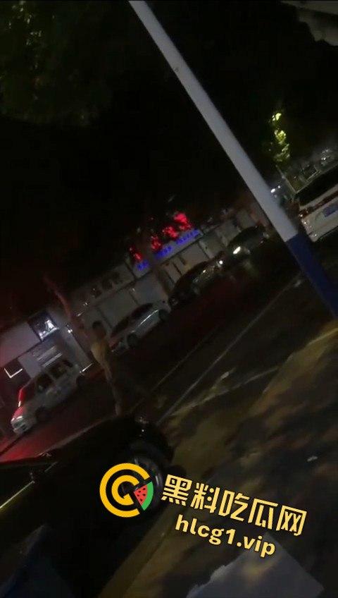 两男子争执升级,刀哥挥菜刀逼近,另一男子秒怂抱头求饶!-4