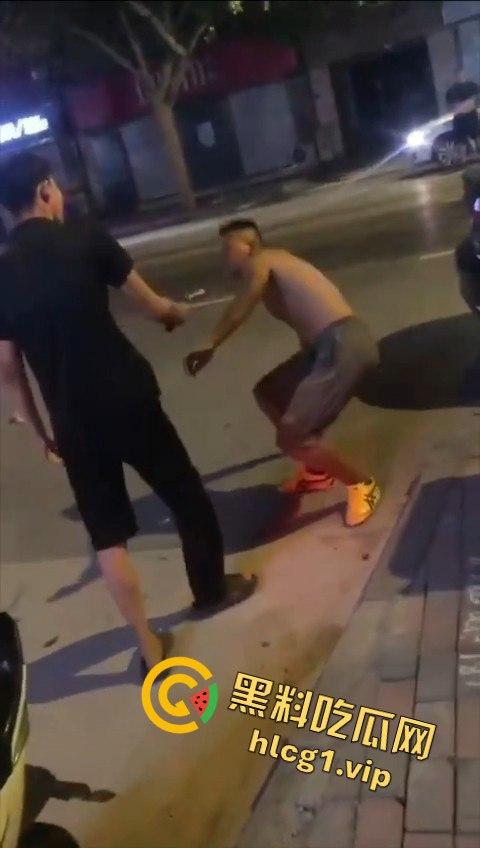 两男子争执升级,刀哥挥菜刀逼近,另一男子秒怂抱头求饶!-6