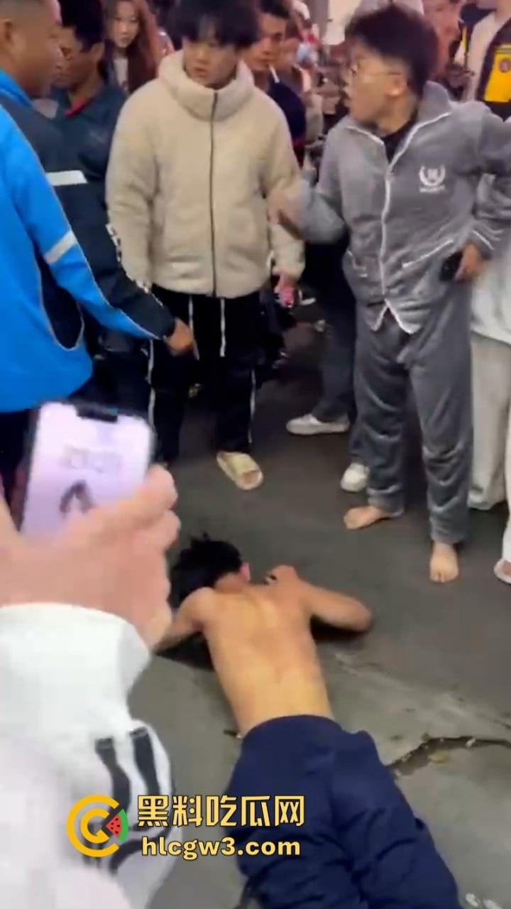 潮汕花臂精神小伙 为赚快钱偷东西被抓 摁倒地上一顿揍-4