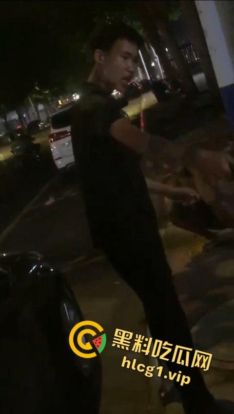 两男子争执升级,刀哥挥菜刀逼近,另一男子秒怂抱头求饶!-8