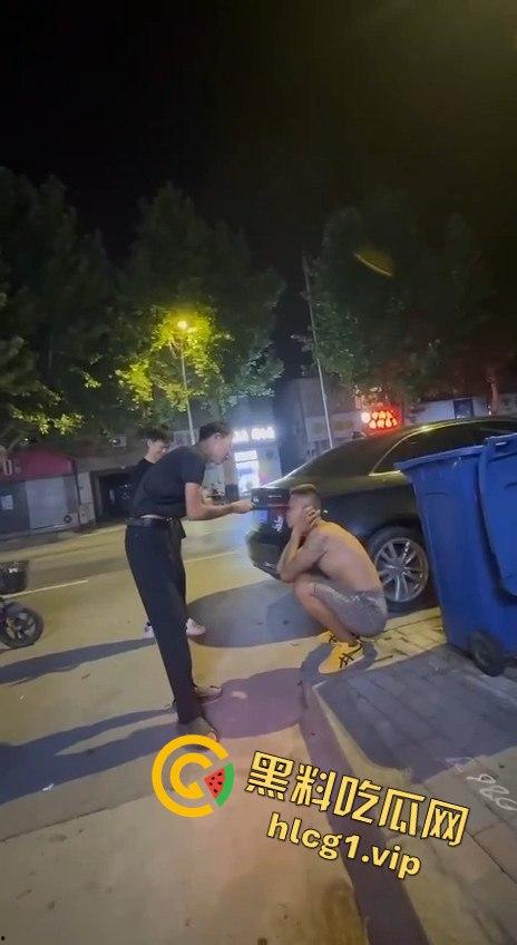 两男子争执升级,刀哥挥菜刀逼近,另一男子秒怂抱头求饶!-9