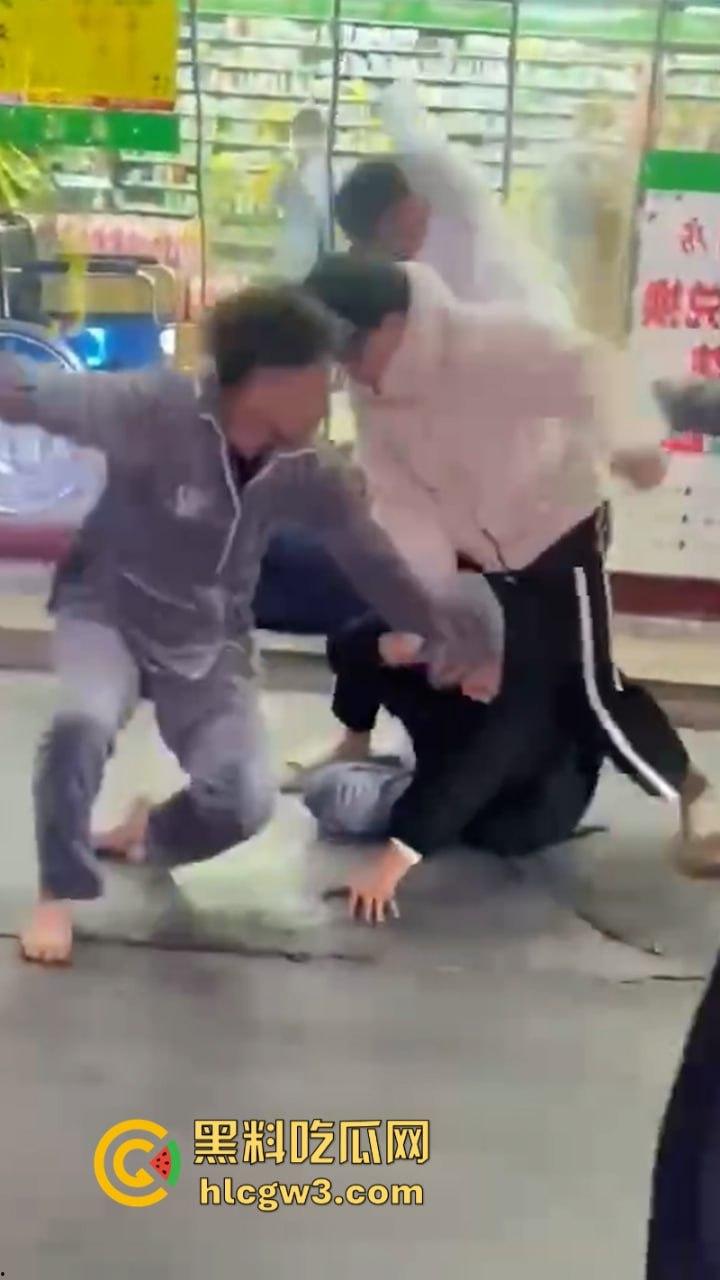 潮汕花臂精神小伙 为赚快钱偷东西被抓 摁倒地上一顿揍-7