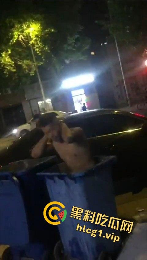 两男子争执升级,刀哥挥菜刀逼近,另一男子秒怂抱头求饶!-11