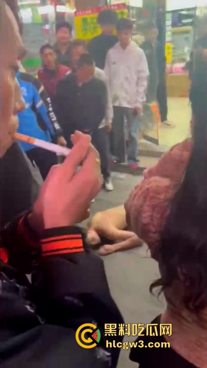 潮汕花臂精神小伙 为赚快钱偷东西被抓 摁倒地上一顿揍-8