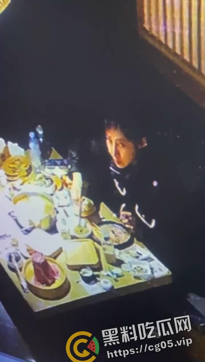 逼毛仙人!山东潍坊饭店内女子拔逼毛敲诈店家 被店家把监控发到网上 直接社死了-6