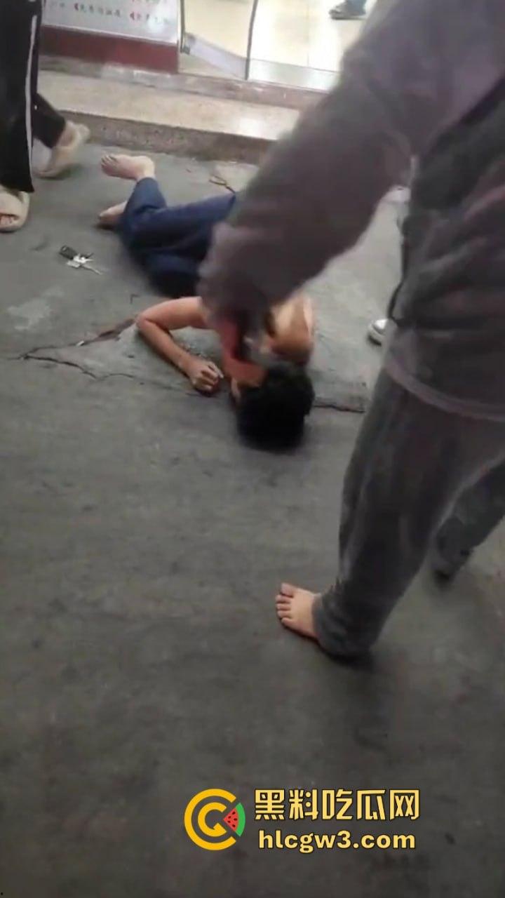 潮汕花臂精神小伙 为赚快钱偷东西被抓 摁倒地上一顿揍-9