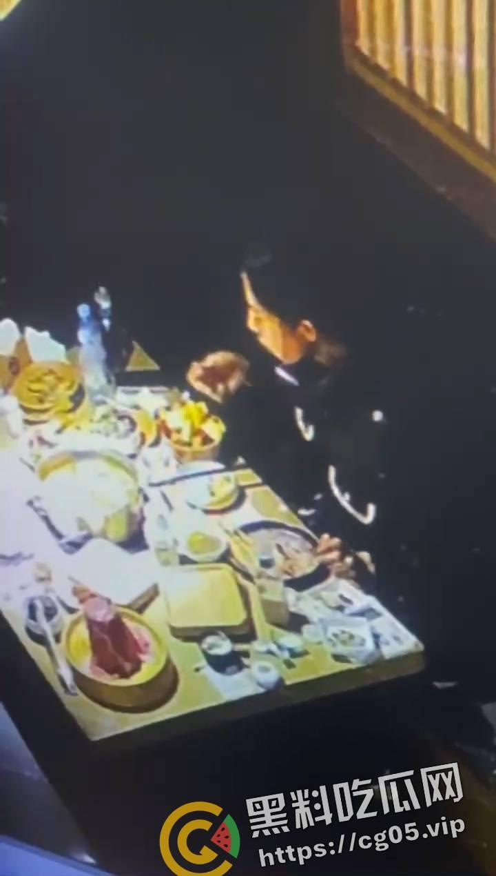 逼毛仙人!山东潍坊饭店内女子拔逼毛敲诈店家 被店家把监控发到网上 直接社死了-7