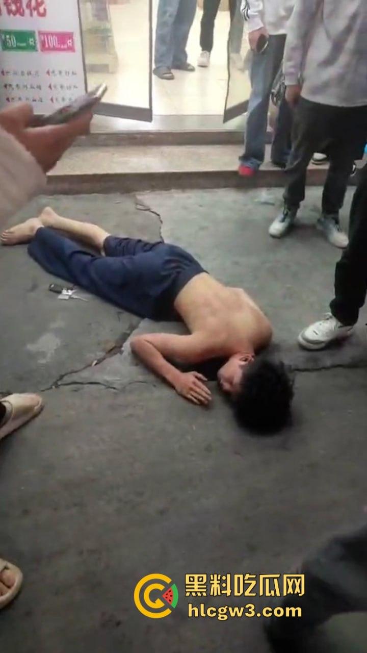 潮汕花臂精神小伙 为赚快钱偷东西被抓 摁倒地上一顿揍-10