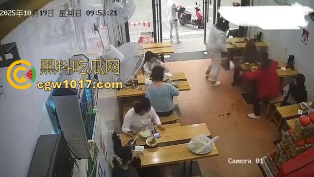 肥胖小仙女吃个早餐发生冲突!火气一上来直接把面扣在后座男生头上,直接扭打起来,给坦克胸罩都打丢了!-7