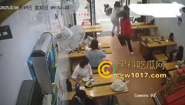 肥胖小仙女吃个早餐发生冲突!火气一上来直接把面扣在后座男生头上,直接扭打起来,给坦克胸罩都打丢了!-8