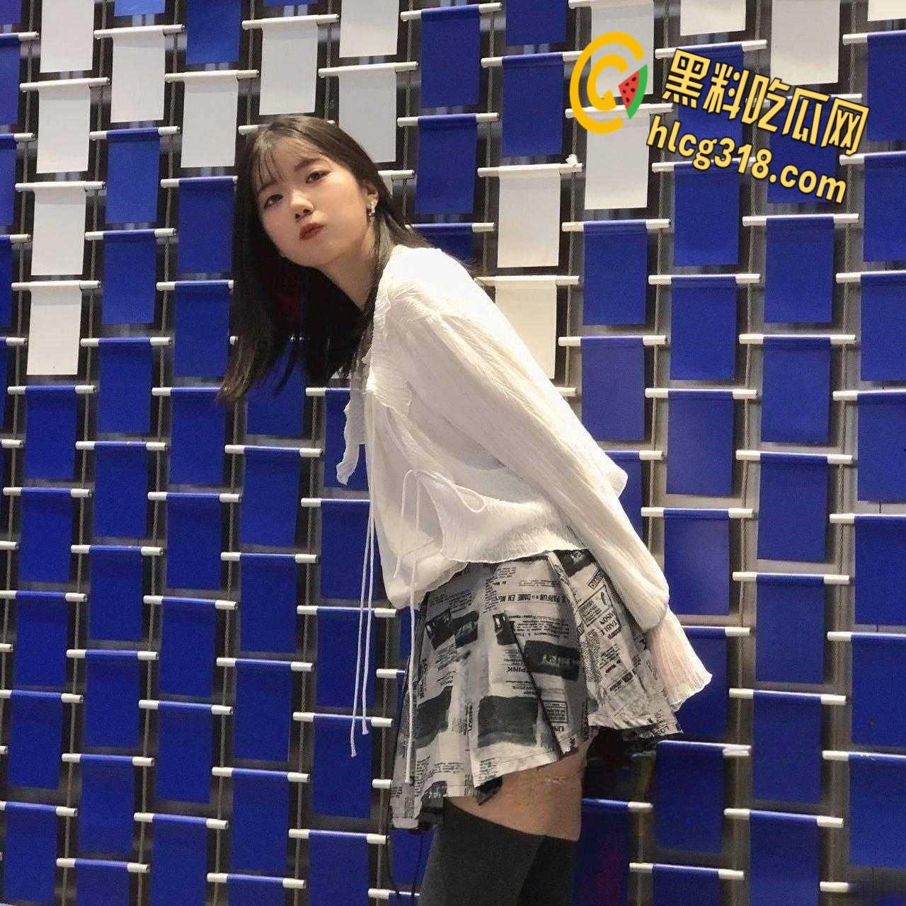 文静乖巧女大学生被金主包养，黑丝网袜跪地口交，皮鞭调教走廊遛狗，屁股都被打红了 !