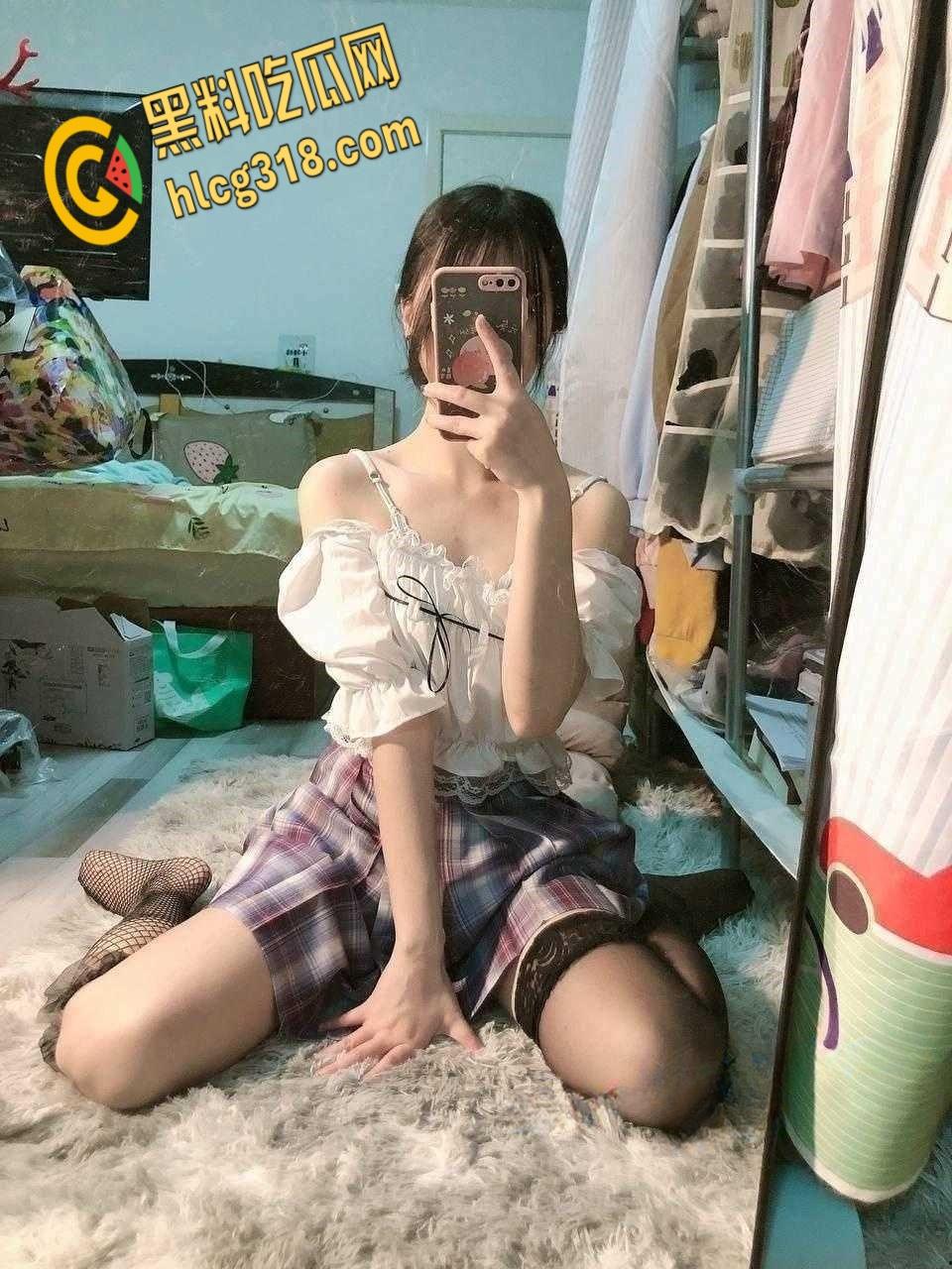 文静乖巧女大学生被金主包养,黑丝网袜跪地口交,皮鞭调教走廊遛狗,屁股都被打红了 !-2