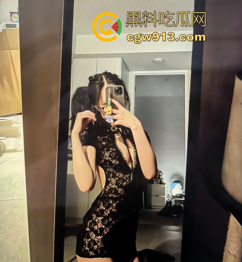 上海大学清纯女神【刘薇薇】被金主在酒店狂干视频曝光，性感黑丝蜜桃翘臀，无套后入猛插，翘臀被拍打的通红！