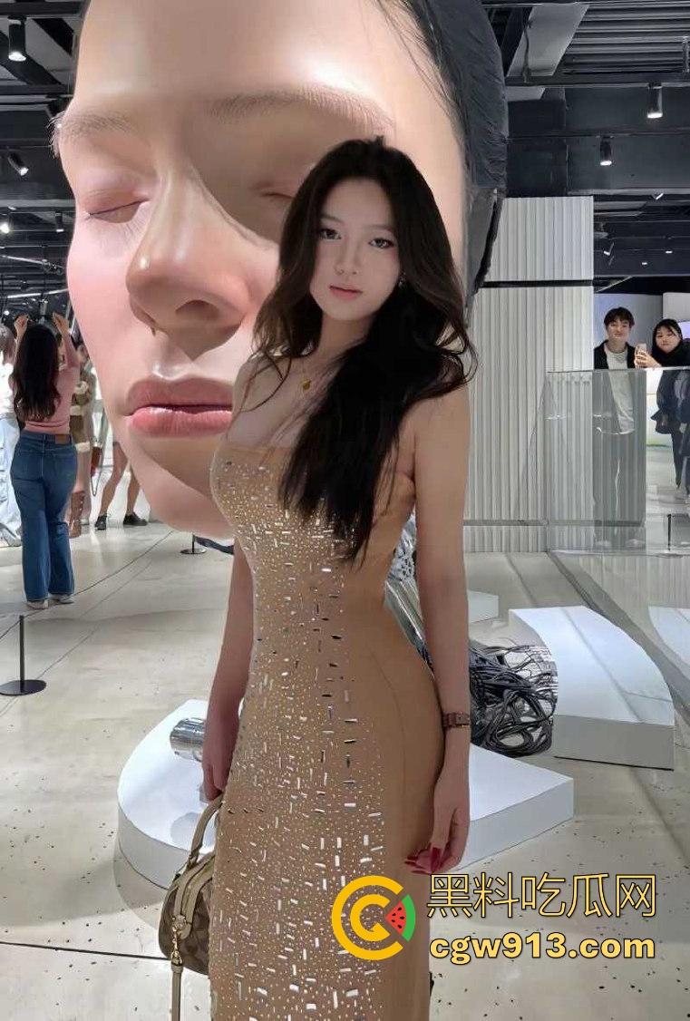 上海大学清纯女神【刘薇薇】被金主在酒店狂干视频曝光,性感黑丝蜜桃翘臀,无套后入猛插,翘臀被拍打的通红!-2