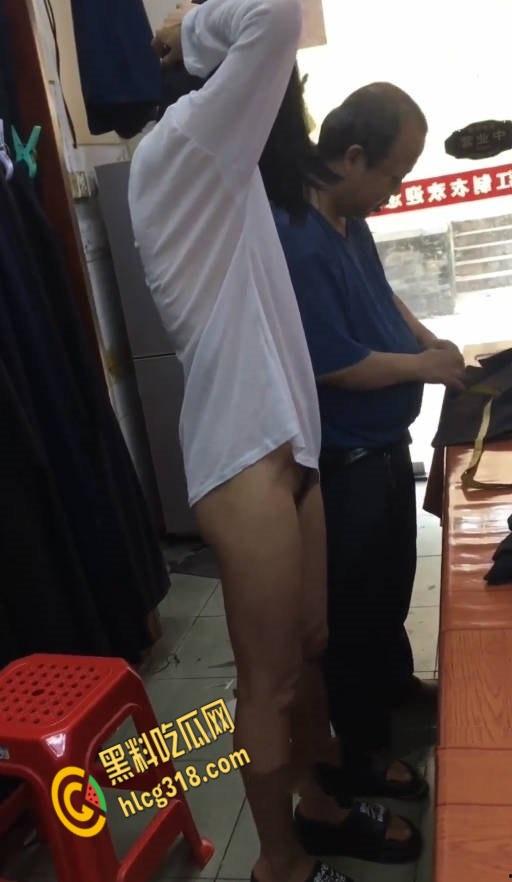 超大胆御姐直接在沙滩商场,各种人多的地方全裸露出全裸,让大爷直接量胸围做衣服真牛逼啊!!!-3