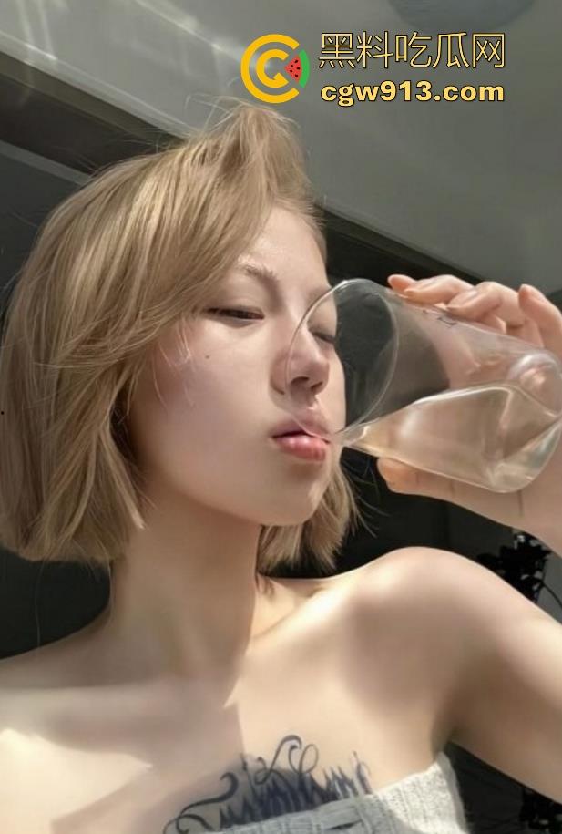 上海大学清纯女神【刘薇薇】被金主在酒店狂干视频曝光,性感黑丝蜜桃翘臀,无套后入猛插,翘臀被拍打的通红!-7