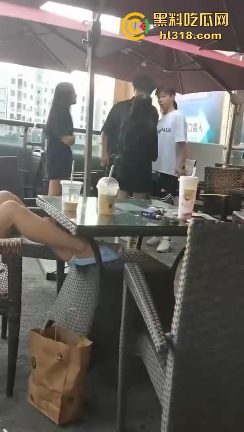 精神小妹打架就是猛!火气太大了,奶茶一泼,直接上去就是一脚,场面极其暴力血腥!-1